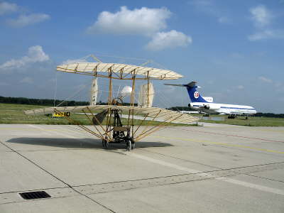 Jatho II vor startendem Flugzeug